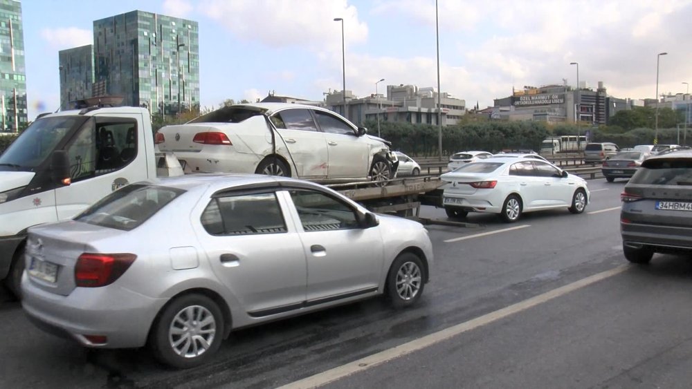 D-100'de kazaya karışan otomobil takla attı: Yol trafiğe kapandı