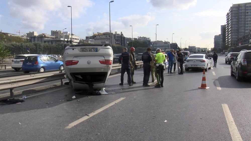 D-100'de kazaya karışan otomobil takla attı: Yol trafiğe kapandı