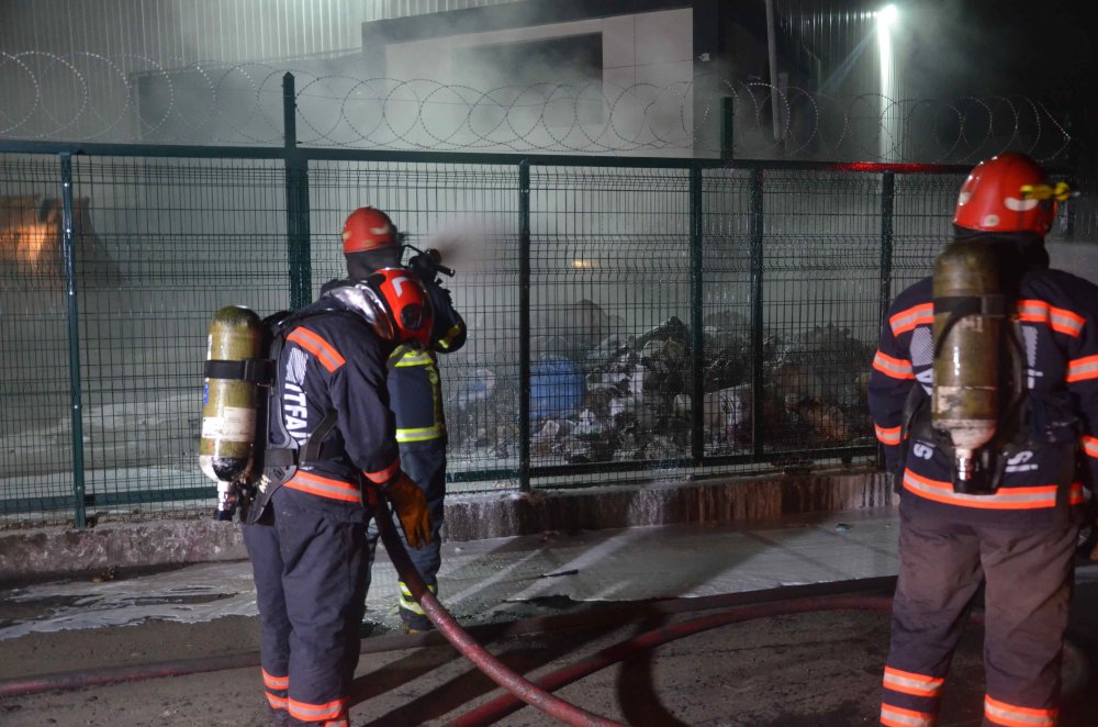 Geri dönüşüm fabrikasında patlama sonrası çıkan yangın söndürüldü