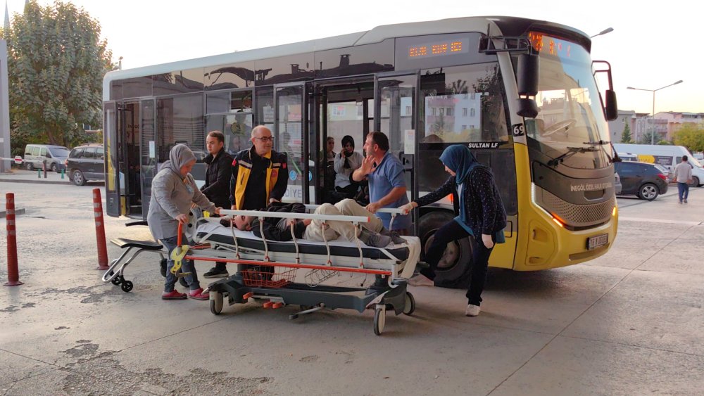 Halk otobüsü sürücüsü, fenalaşan yolcuyu hastaneye yetiştirdi