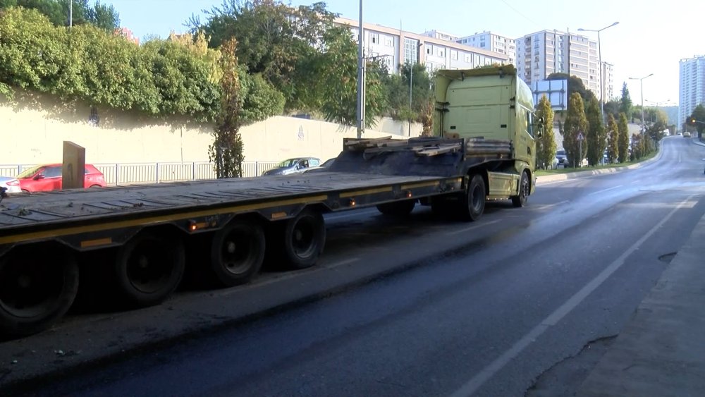 İş makinası köprü altında sıkıştı: Trafikte yoğunluk oluştu