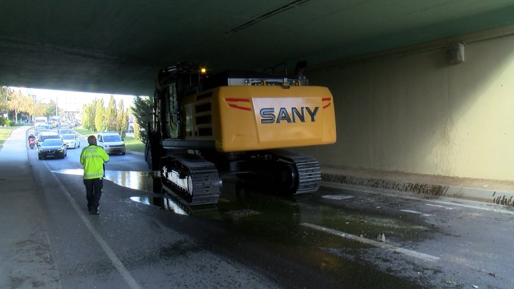 İş makinası köprü altında sıkıştı: Trafikte yoğunluk oluştu