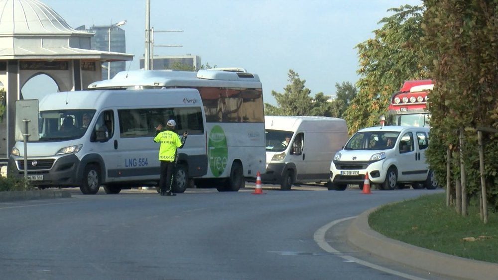 İş makinası köprü altında sıkıştı: Trafikte yoğunluk oluştu