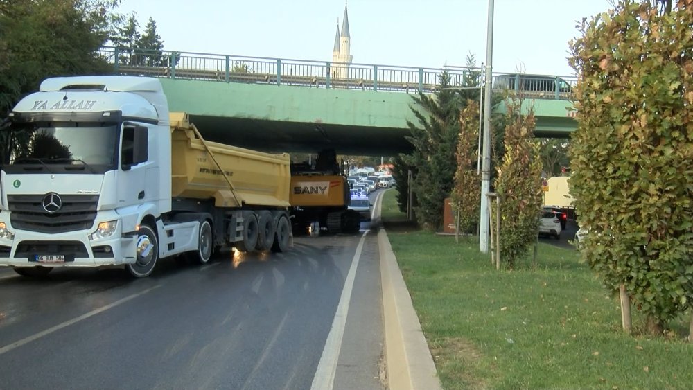 İş makinası köprü altında sıkıştı: Trafikte yoğunluk oluştu