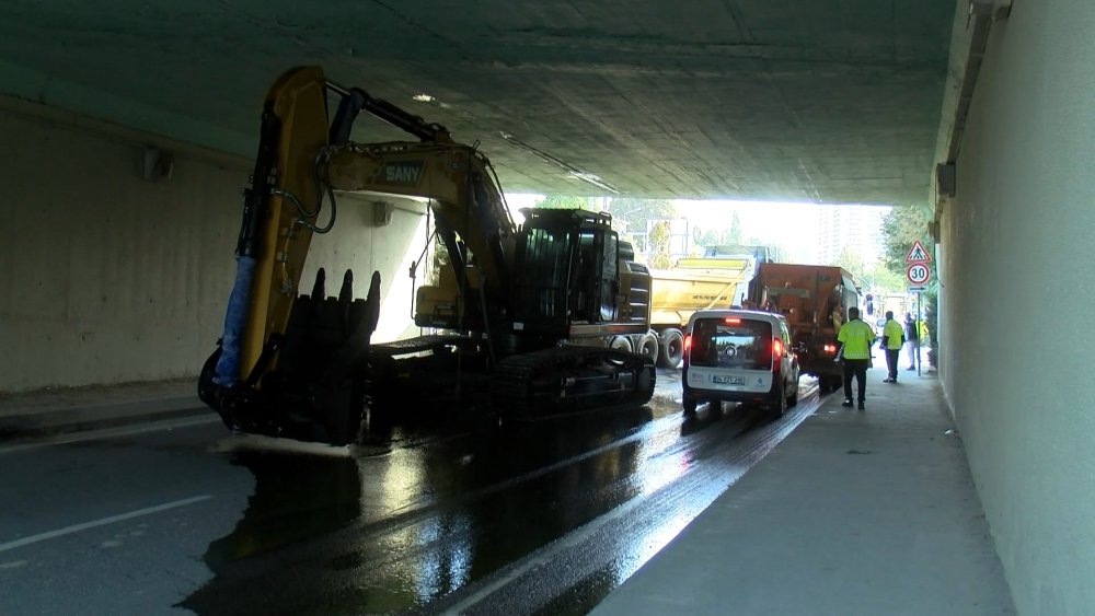 İş makinası köprü altında sıkıştı: Trafikte yoğunluk oluştu