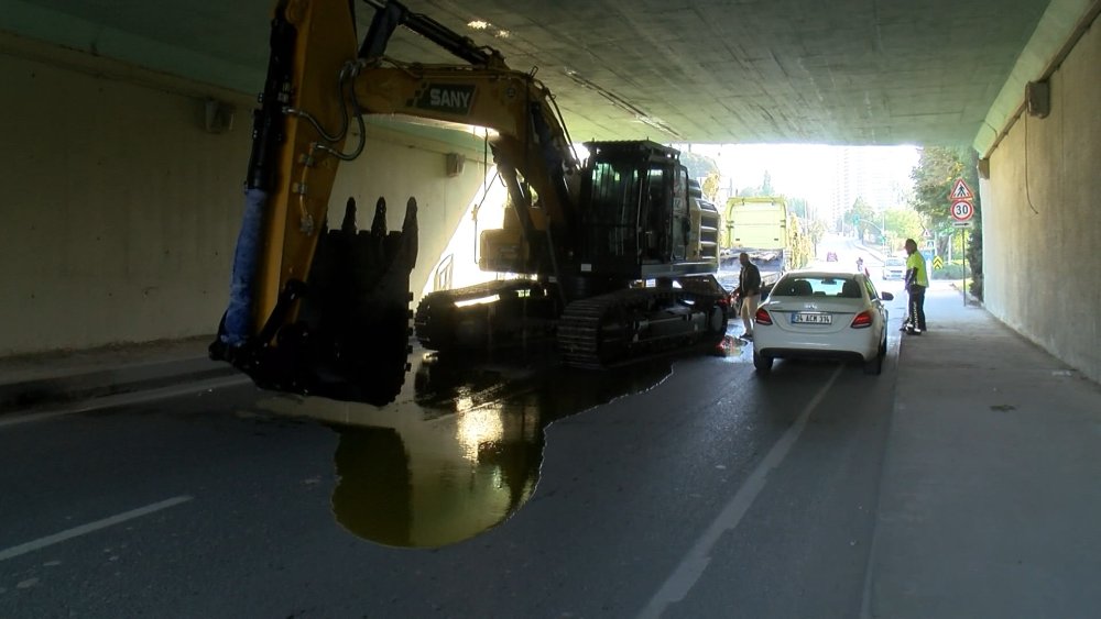 İş makinası köprü altında sıkıştı: Trafikte yoğunluk oluştu