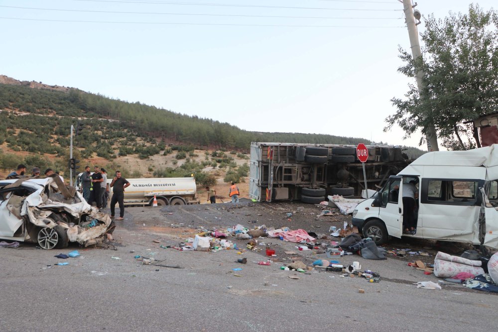 Kamyon kırmızı ışıkta bekleyen 3 araca çarptı: 6 ölü, 16 yaralı (3)