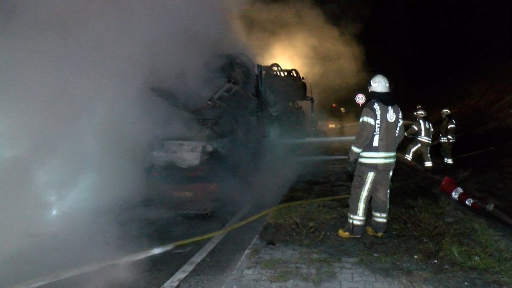 TIR dorsesindeki 6 elektrikli araç alev alev yandı