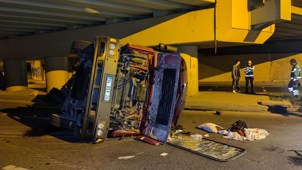 Köprünün altına çarpan TIR devrildi, yol trafik kapatıldı: Yaralılar var