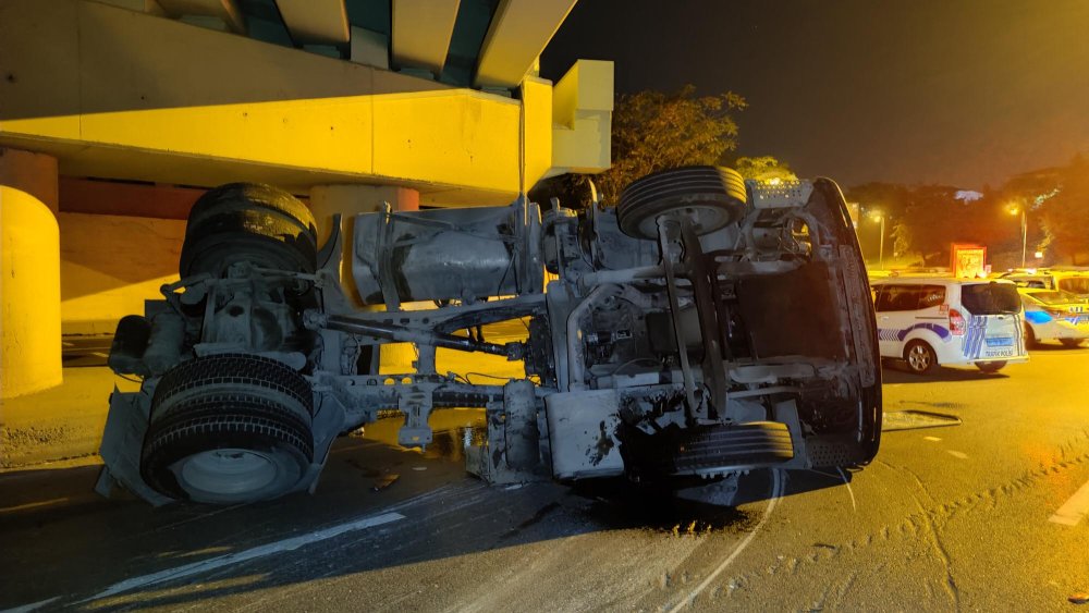 Köprünün altına çarpan TIR devrildi, yol trafik kapatıldı: Yaralılar var