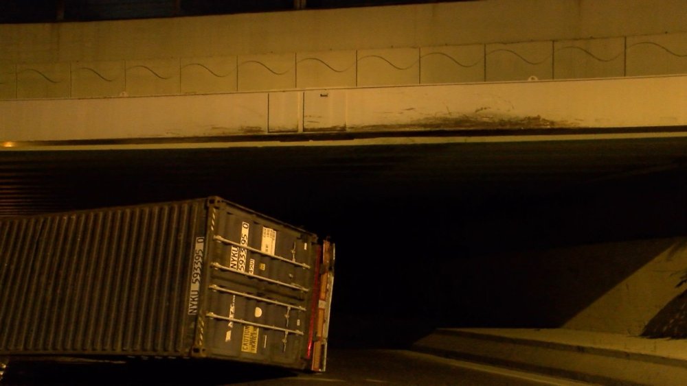 Köprünün altına çarpan TIR devrildi, yol trafik kapatıldı: Yaralılar var