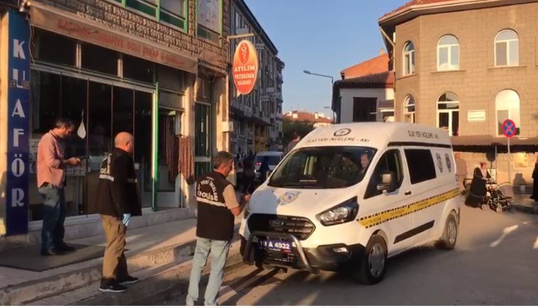 Tıraş olduğu berberi tabancayla ayağından vurup kaçtı