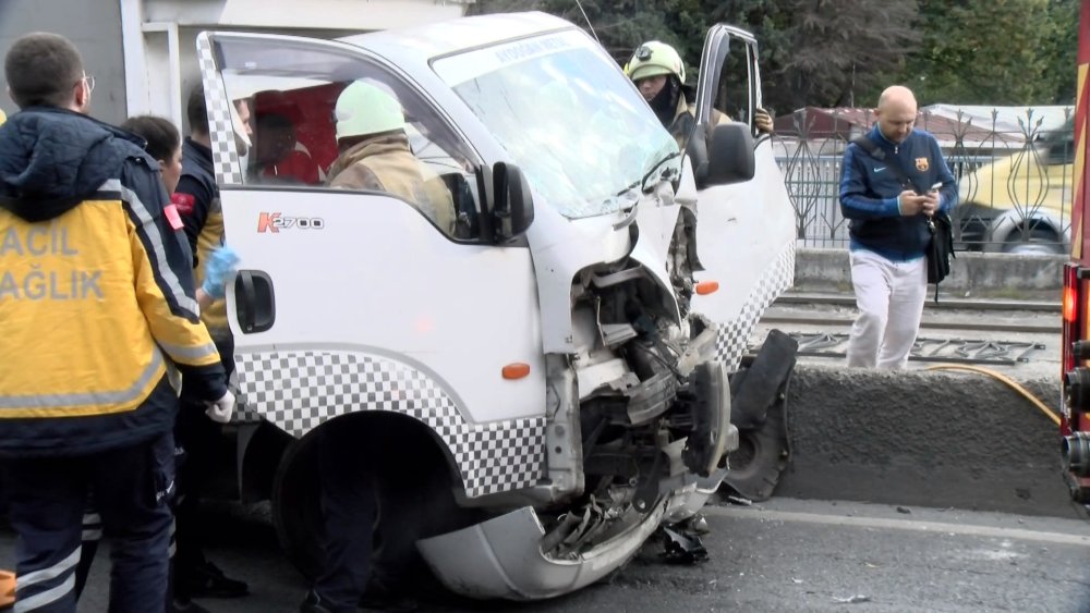 Belediye aracına çarpan sürücü kamyonetin içinde sıkıştı