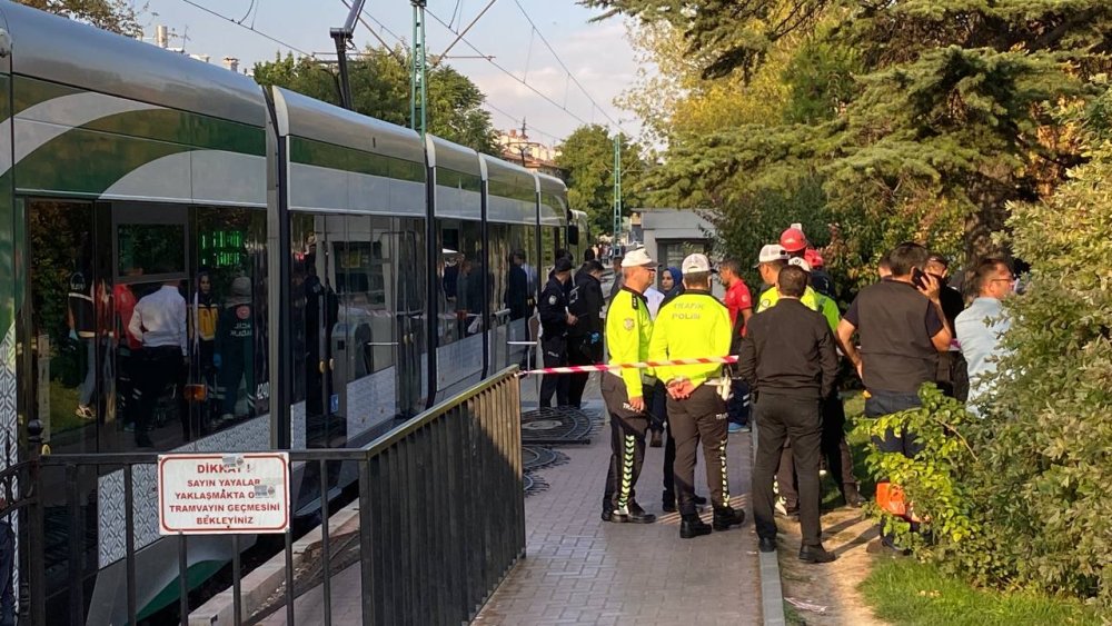 Dengesini kaybedip tramvaya düşen kadın hayatını kaybetti