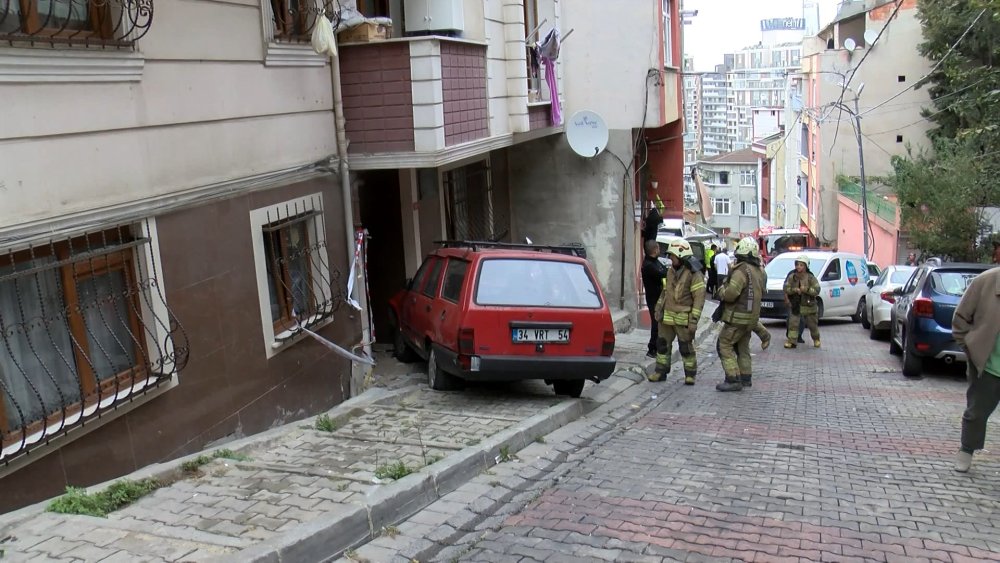 Freni tutmayan otomobil doğalgaz kutusunu parçaladı