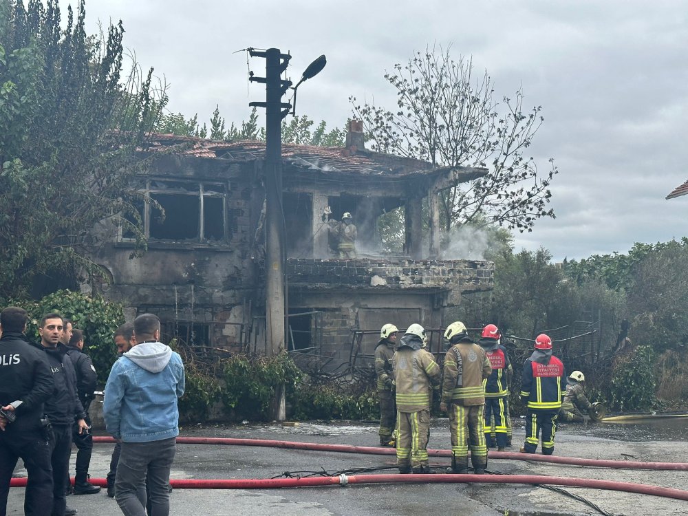 Lastik deposunda yangın: Öğrenciler tahliye edildi