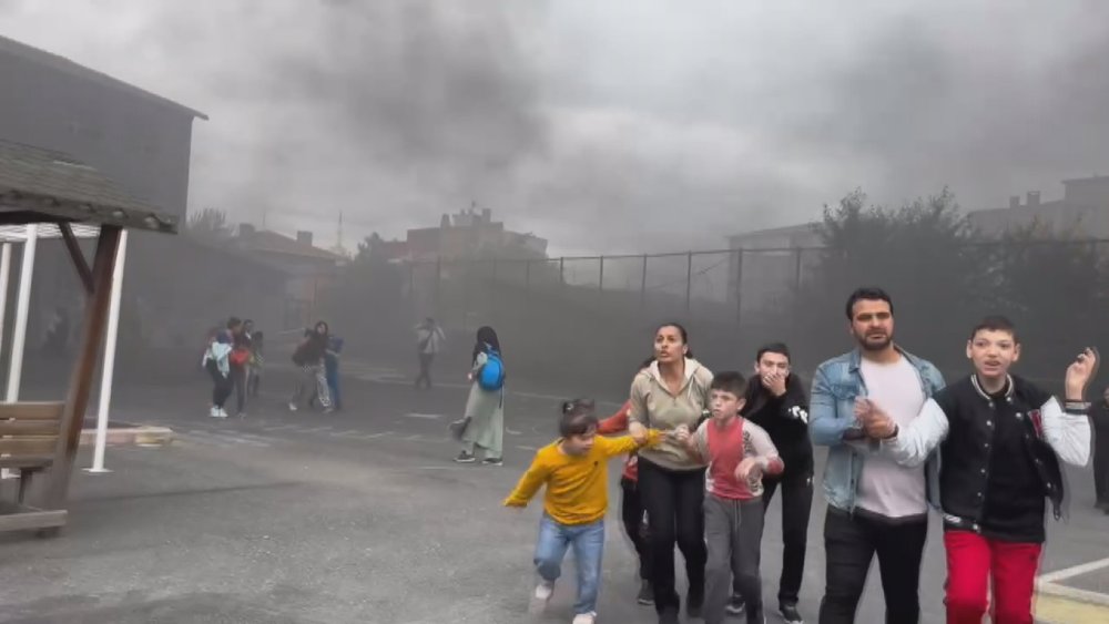 Lastik deposunda yangın: Öğrenciler tahliye edildi