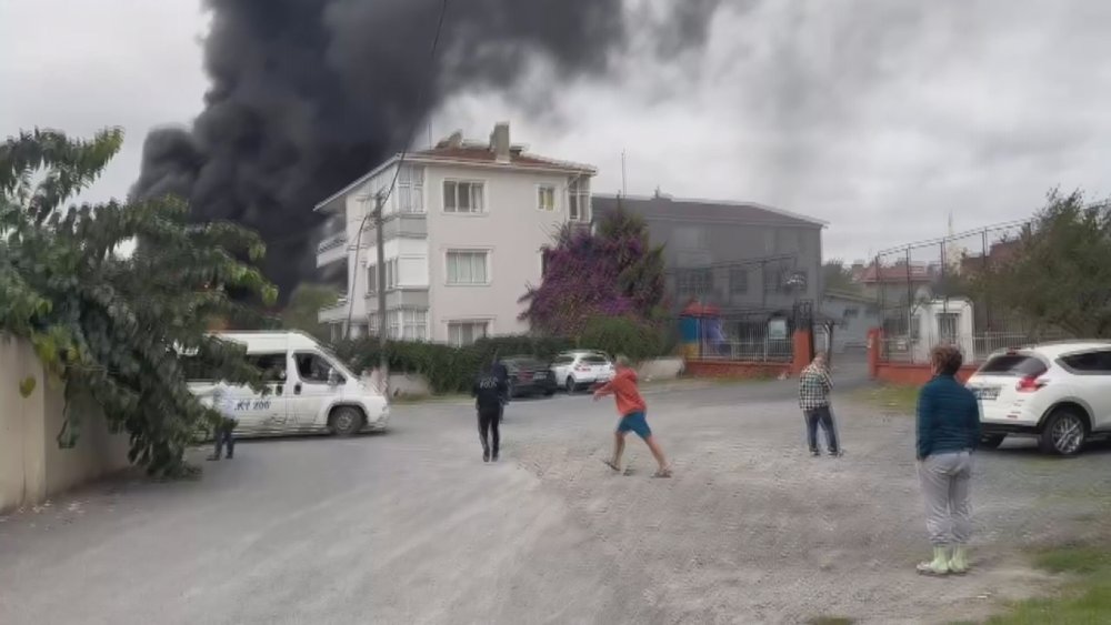 Lastik deposunda yangın: Öğrenciler tahliye edildi