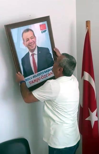 Tanju Özcan'ın fotoğrafı çöpe atıldı!