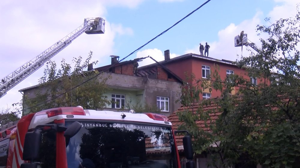 Alevler kısa sürede büyüdü! Çatı alev alev yandı