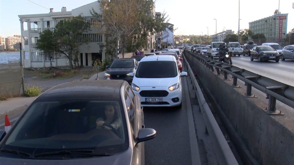 Panik anları! Dumanlar yükseldi, yol trafiğe kapatıldı