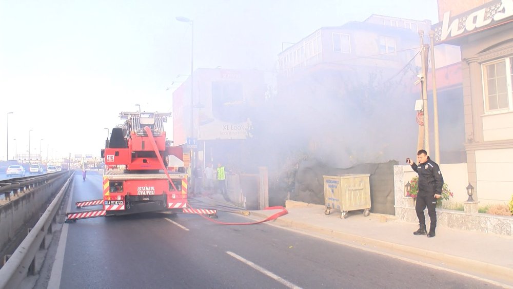 Panik anları! Dumanlar yükseldi, yol trafiğe kapatıldı