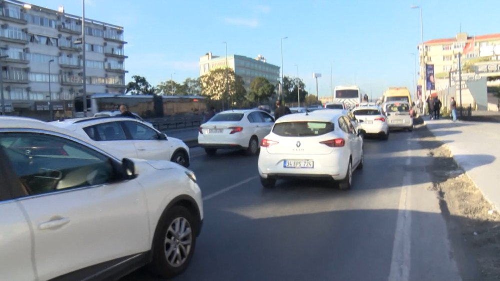 Panik anları! Dumanlar yükseldi, yol trafiğe kapatıldı