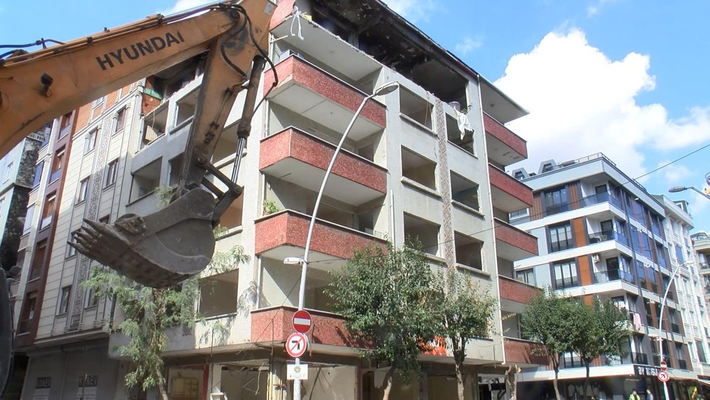 3 kişi hayatını kaybetmişti: Apartmanın yıkımı başladı