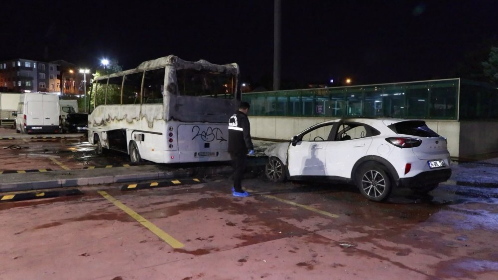 İspark'a ait otoparkta bulunan midibüs alev alev yandı