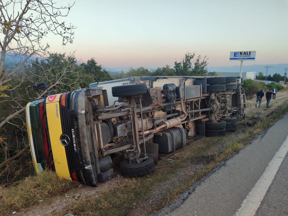 Kontrolden çıkan kamyon devrildi: 1 yaralı