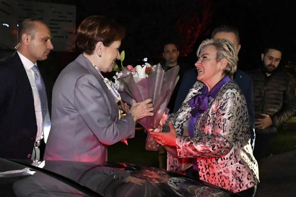 Akşener, 'Zübeyde, Analar ve Oğullar' filminin galasına katıldı