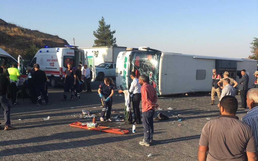 Yolcu otobüsü, araca çarpıp, devrildi: 2 ölü, 25 yaralı