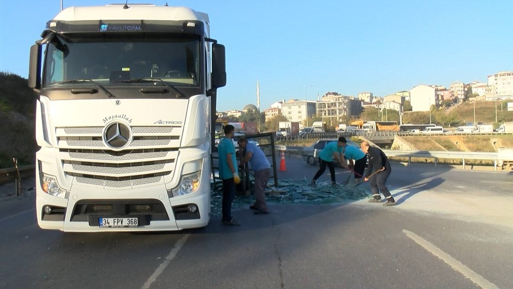 TIR kasasındaki camlar yola savruldu: Trafik durma noktasına geldi