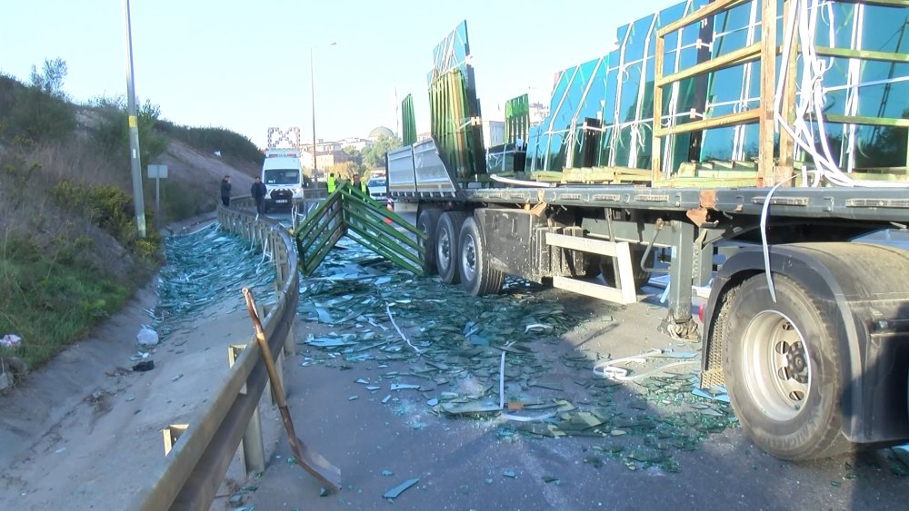 TIR kasasındaki camlar yola savruldu: Trafik durma noktasına geldi