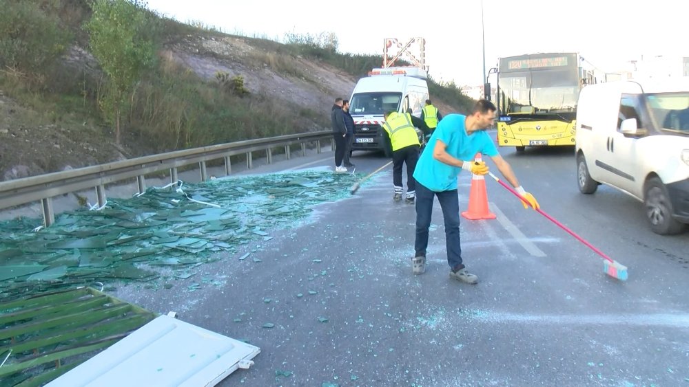 TIR kasasındaki camlar yola savruldu: Trafik durma noktasına geldi