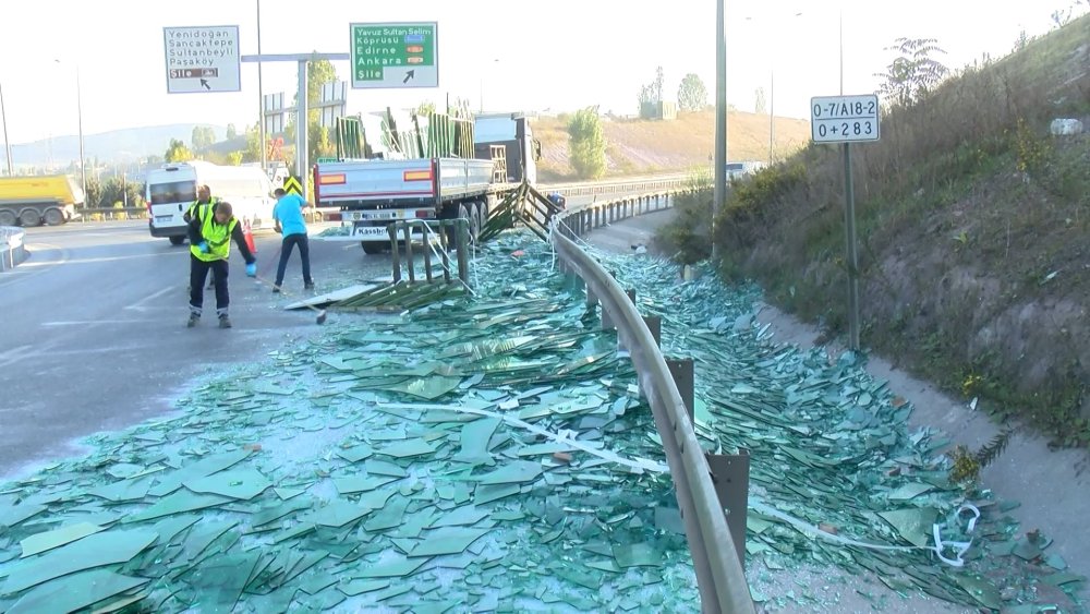 TIR kasasındaki camlar yola savruldu: Trafik durma noktasına geldi