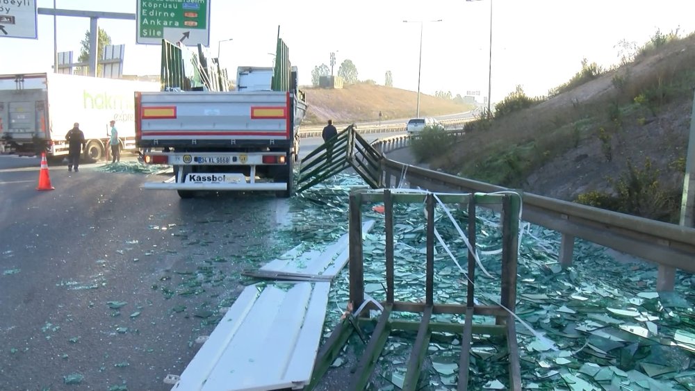 TIR kasasındaki camlar yola savruldu: Trafik durma noktasına geldi