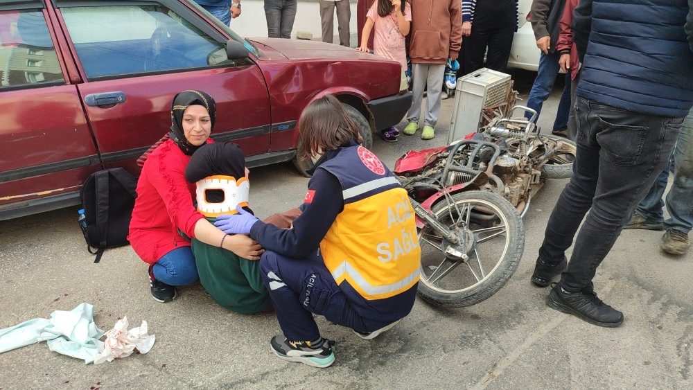 Hafif ticari araçla çarpışan motosikletteki dede- torun yaralandı