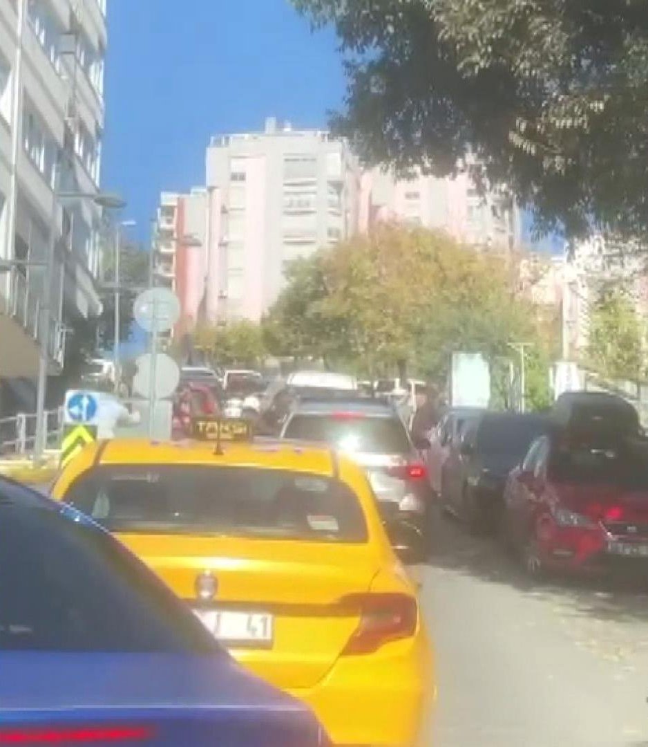 Sopalı yol tartışması kameraya yakalandı