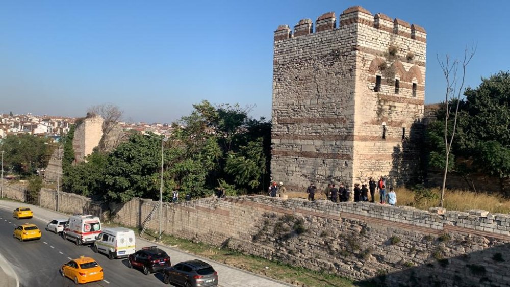 Tarihi surların dibinde erkek cesedi bulundu