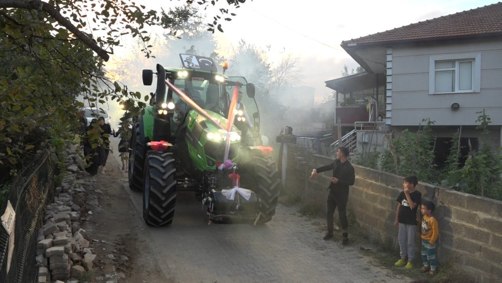 Traktör, gelin arabası oldu