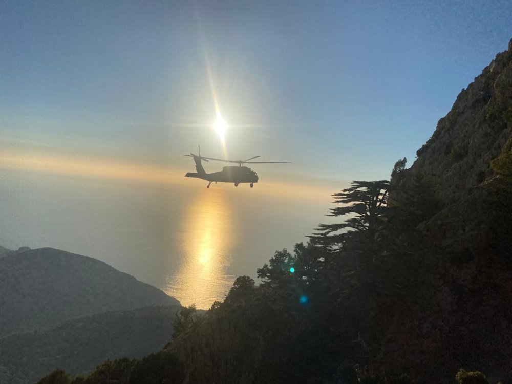 Kayalıklara düşen Belaruslu paraşütçü askeri helikopterle kurtarıldı