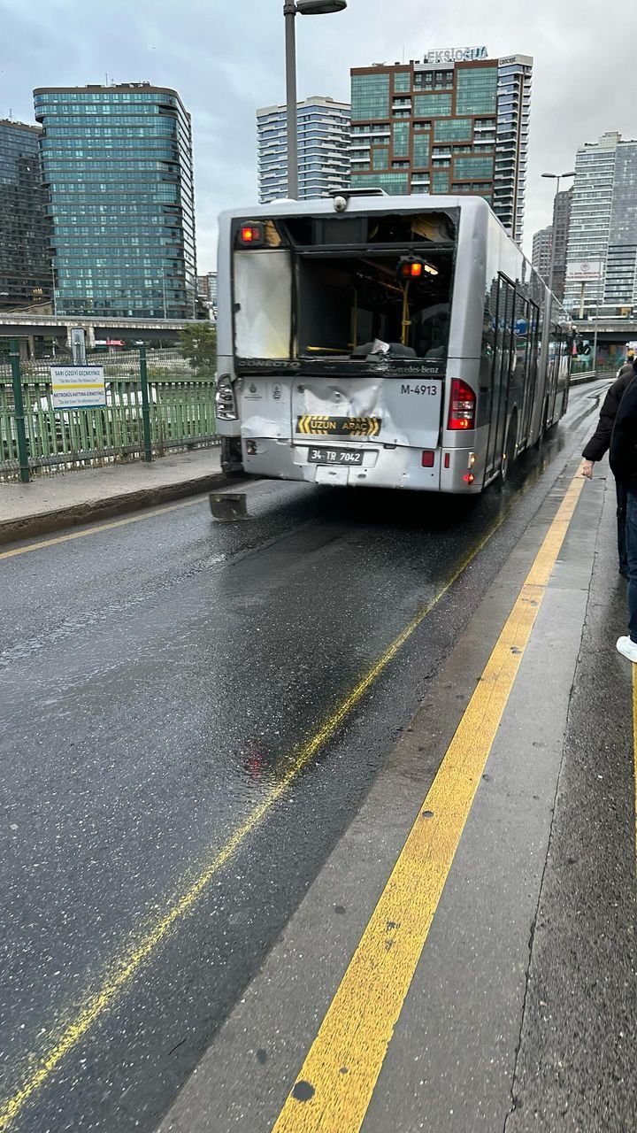 Uzunçayır'da metrobüs kaza yaptı!