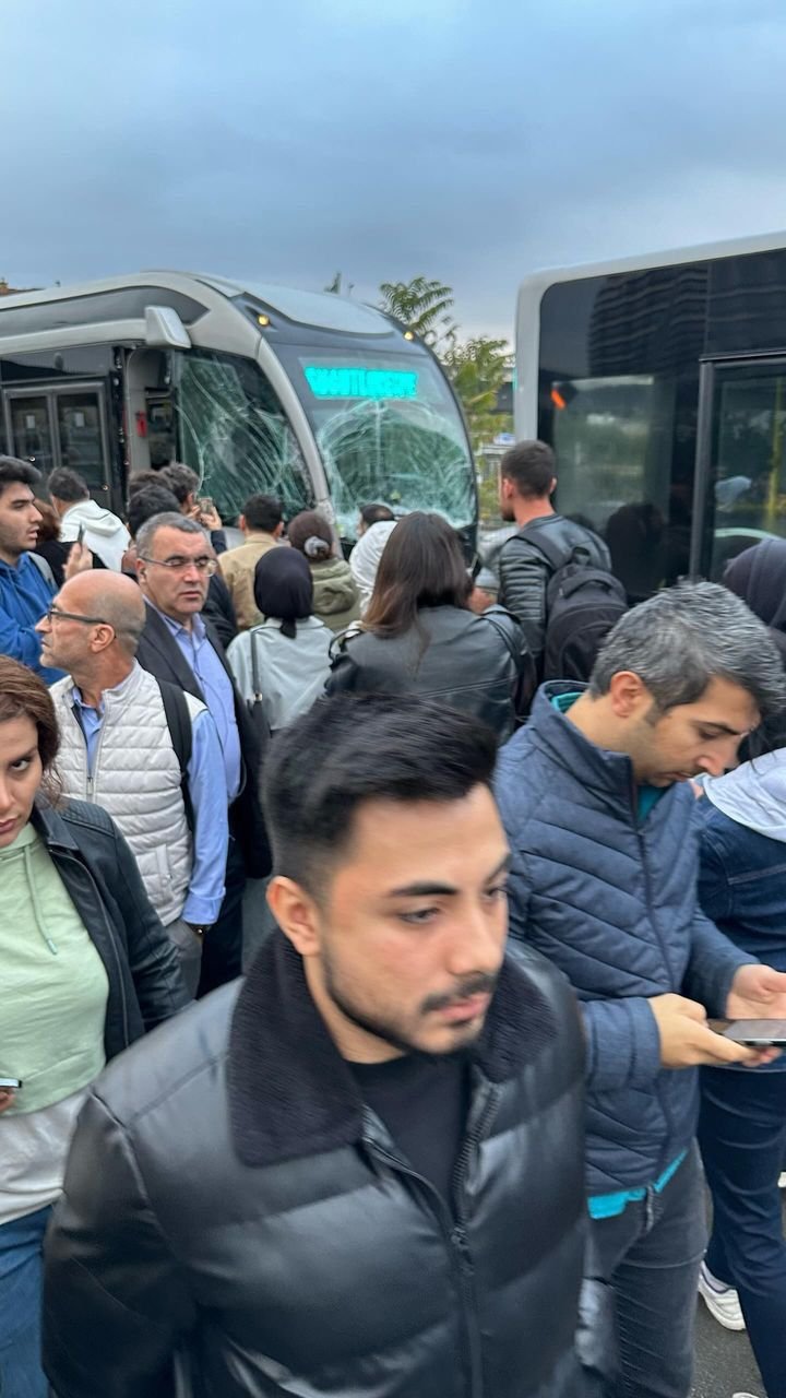 Uzunçayır'da metrobüs kaza yaptı!