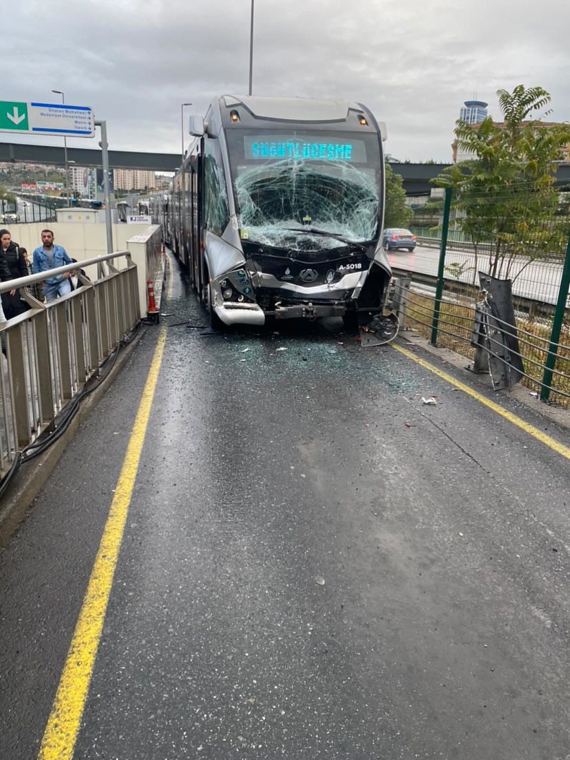 Uzunçayır'da metrobüs kaza yaptı!