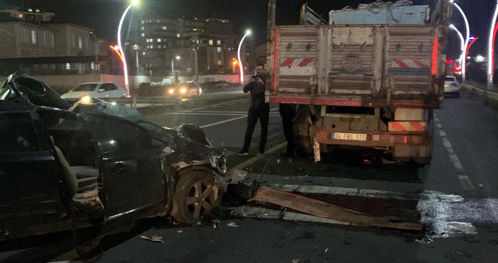 Kamyona çarpan otomobildeki 4 kişi yaralandı