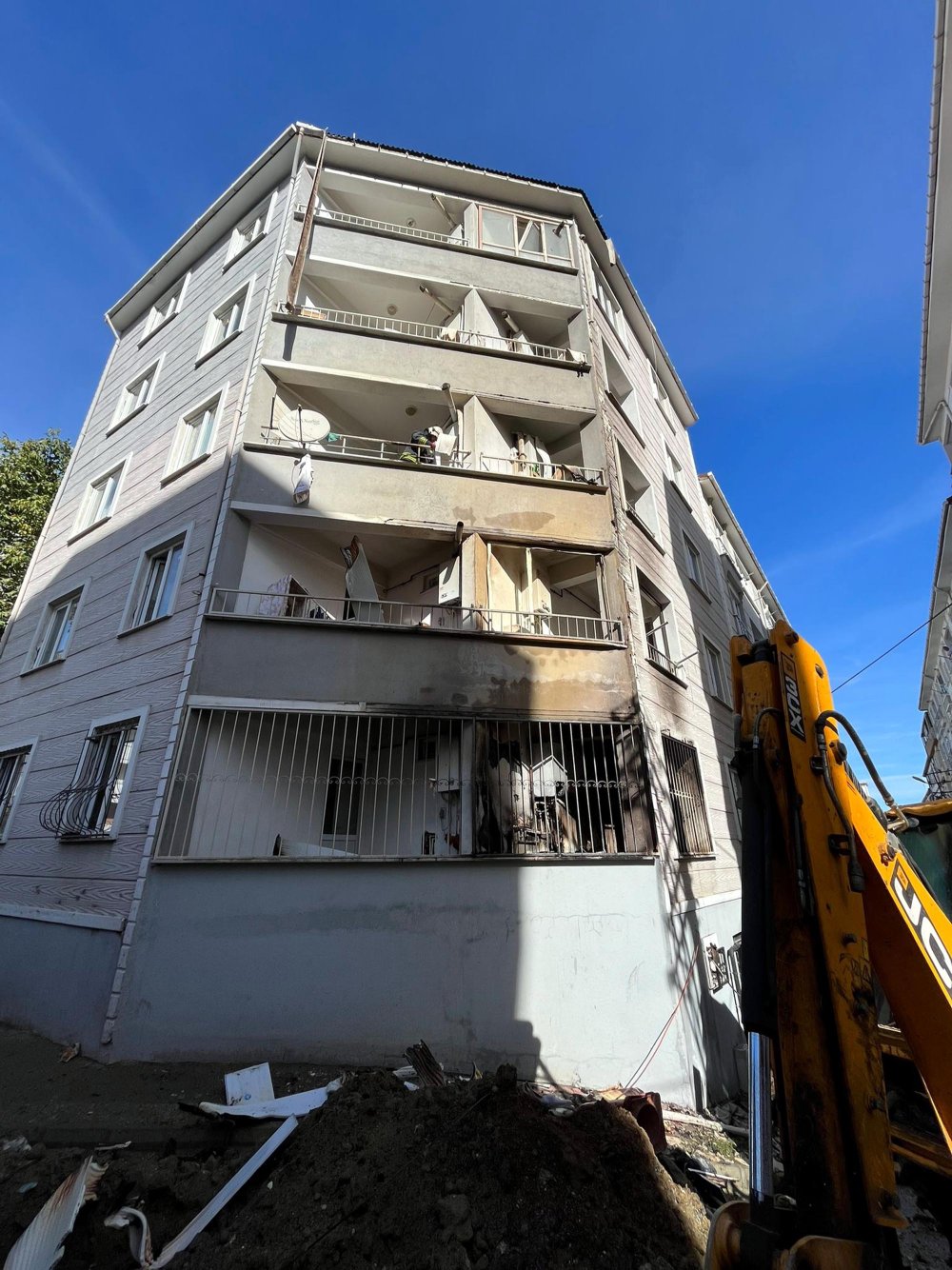 Patlayan doğal gaz borusu apartman yangınına sebep oldu