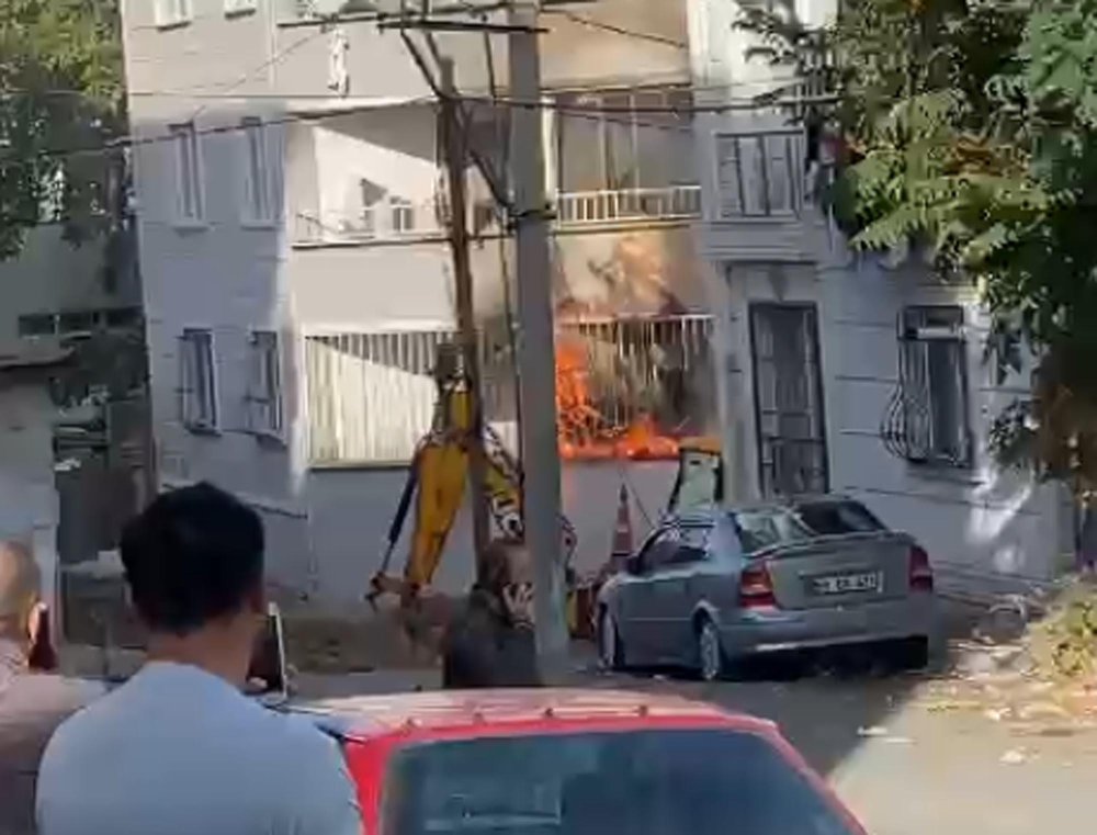 Patlayan doğal gaz borusu apartman yangınına sebep oldu