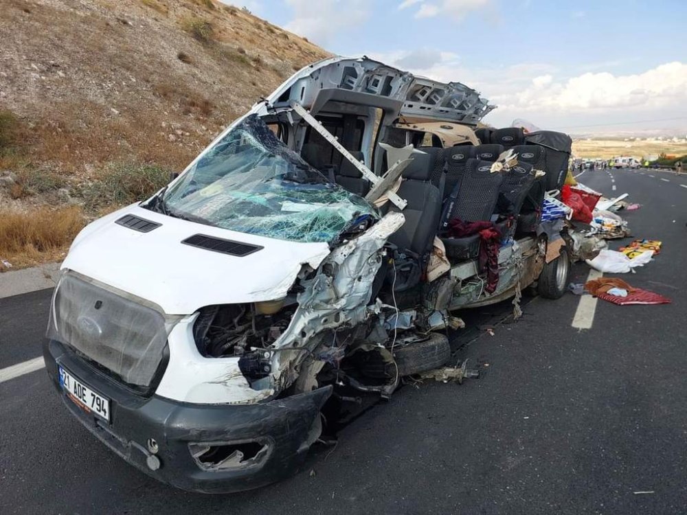 Yolcu minibüsü, park halindeki kamyona arkadan çarptı: 5 ölü, 5 yaralı