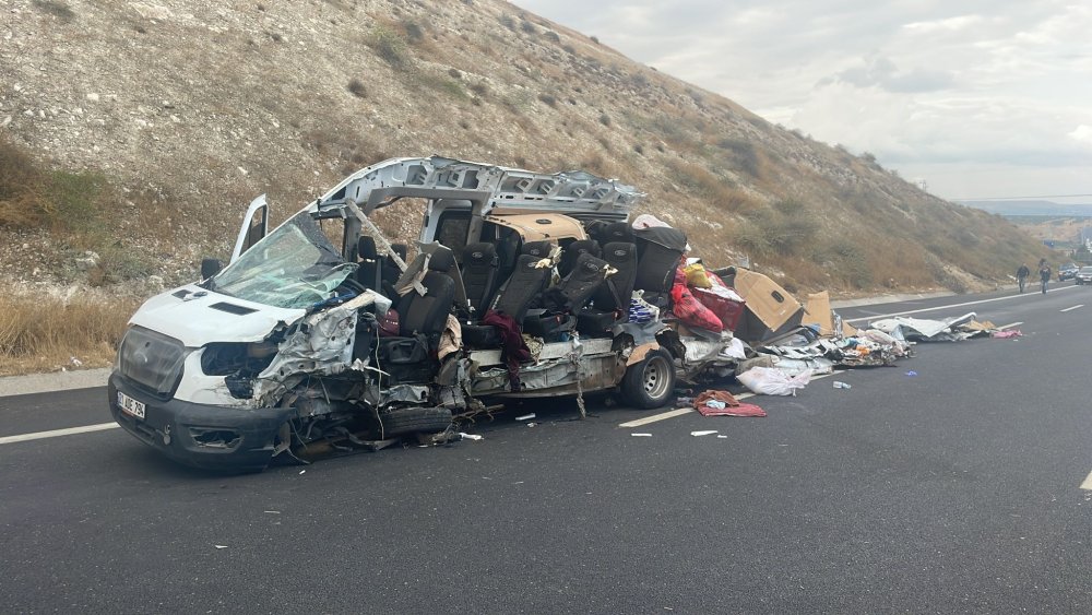 Yolcu minibüsü, park halindeki kamyona arkadan çarptı: 5 ölü, 5 yaralı